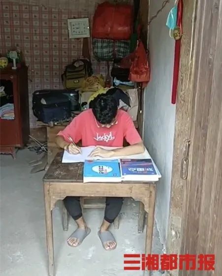 DƬ
